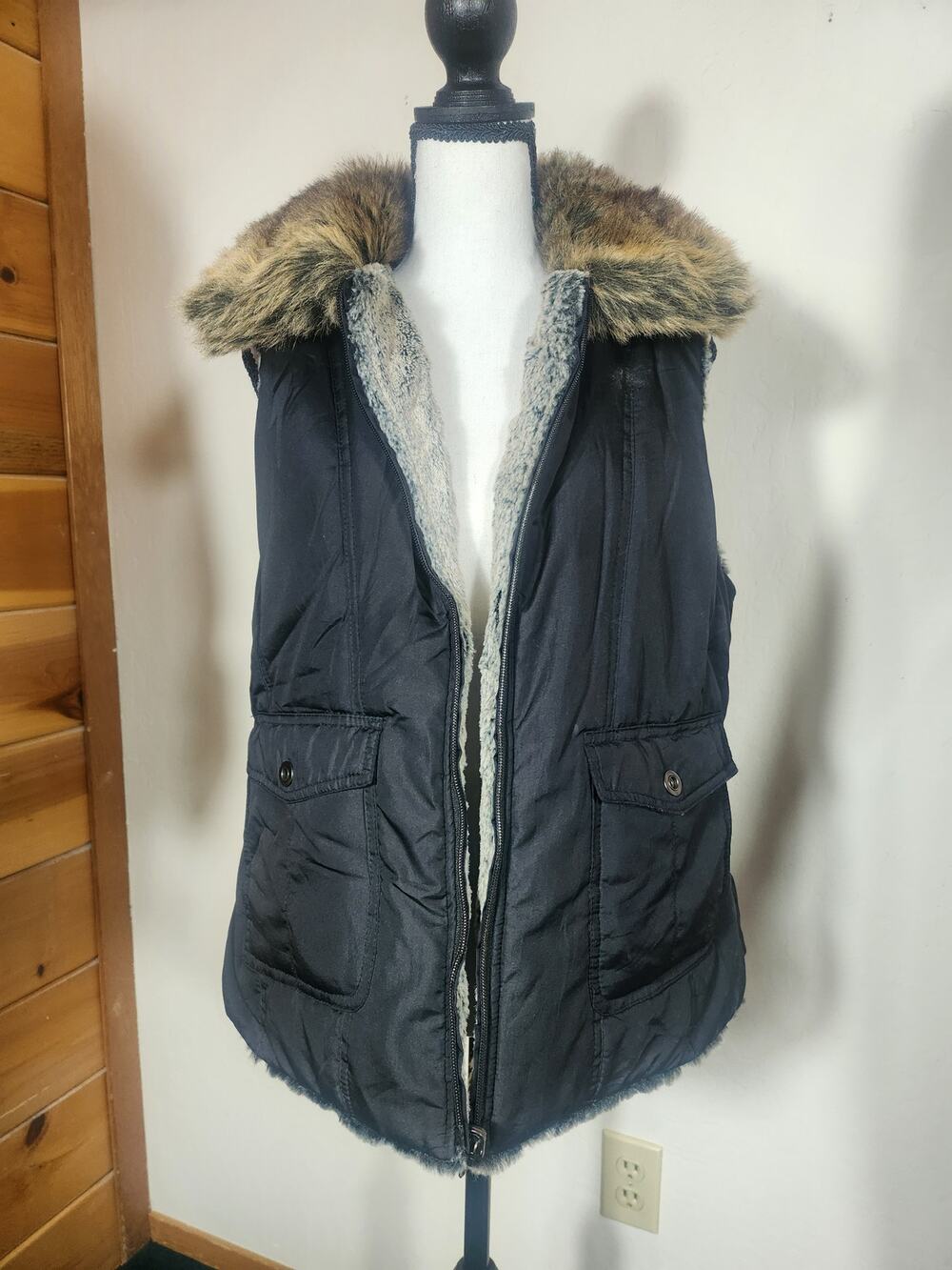 Women's Reversible Faux Fur Black Microfiber Zip Front Vest Unbranded Pockets